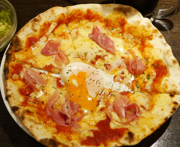 激安 焼きたてピザ サラダ ドリンクでたったの500円 良心的すぎてイタリア人もカンツォーネを歌うレベル 東京 渋谷 Cona ロケットニュース24