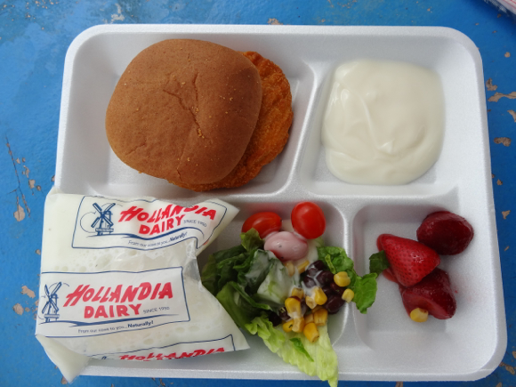 アメリカの小学校で給食を食べてみた サラダバーがあって子供達は好きなモノを好きなだけ食べる ロケットニュース24