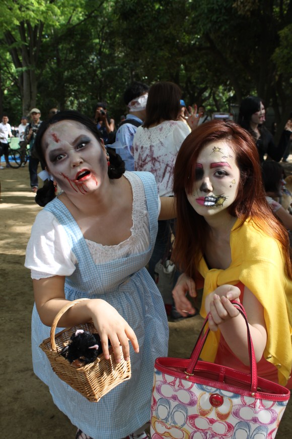 Is This The Zombie Apocalypse Horde Of Walking Dead Spotted Shambling Through Yoyogi Park Soranews24 Japan News