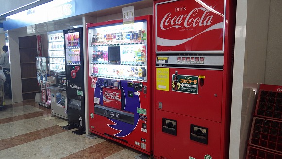 大分県民はアメリカン 大分空港にはレトロな ビン入りコーラ の自販機があるのだ けっこうレアなタイプの自販機らしい Pouch ポーチ