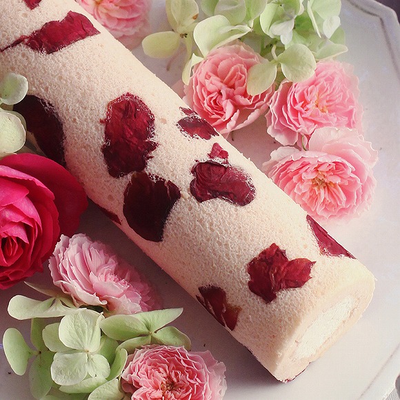 朝摘みローズの香り漂う バラスイーツ がとっても華やかなの バラの花びらをそのまま散りばめたロールケーキやチーズタルトなど Pouch ポーチ