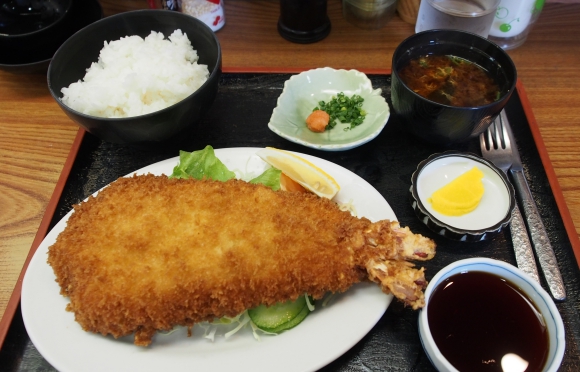 想像の斜め上をいくデカさ 超特大エビフライ わらじフライ を食べてみた シッポがなければ見た目はほぼトンカツ ロケットニュース24