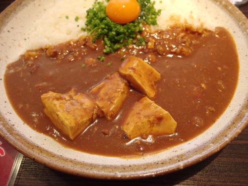 世界で一店鋪だけ ココイチ名古屋ご当地メニューの 赤みそカレー 味噌 青ネギ 豆腐のカレーらしくない顔ぶれが 癖になってしまう 魔法 ロケットニュース24