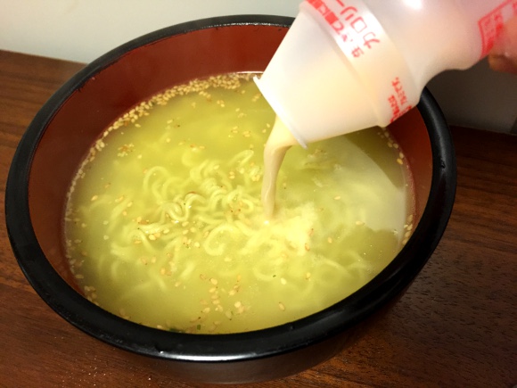 検証グルメ ヤクルトラーメン に ヤクルト を入れた リアルヤクルトラーメン を食べてみた なぜかコーンポタージュ風味になりメチャウマと判明 ロケットニュース24