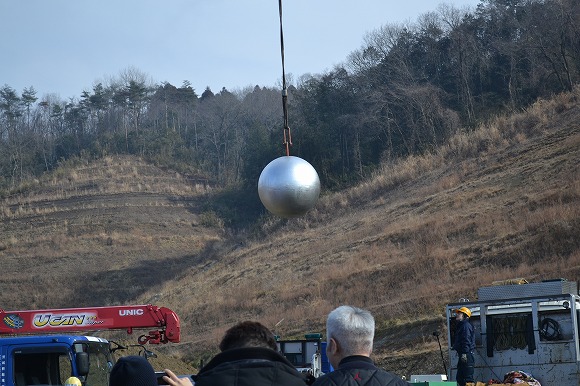 マジかよ 5tの鉄球の破壊力をパンチングマシーンで検証するcm撮影現場に密着 何度も 絶対に壊れるだろ 笑 の一言を飲み込んだ件 ロケットニュース24