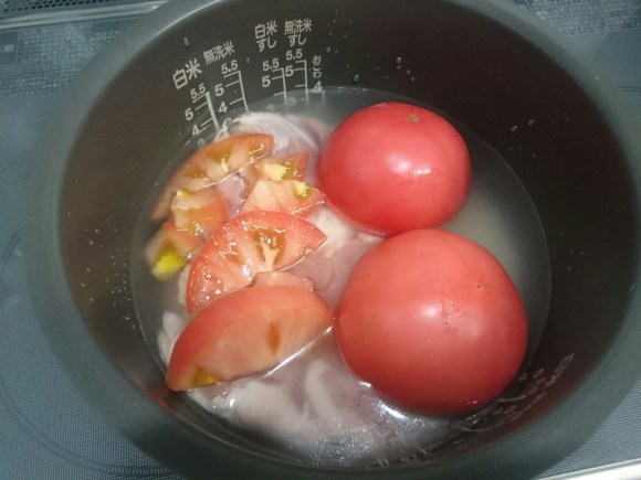 ウマすぎ注意 炊飯器にトマトと鶏肉を入れるだけ 超簡単チキンライスの作り方 オムライスにも最高 ロケットニュース24