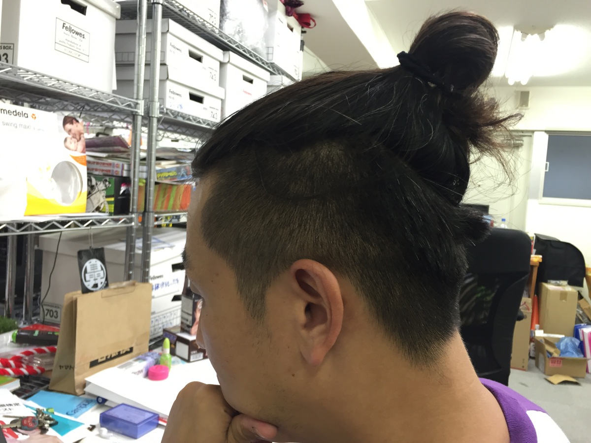 注意喚起 最近男性の間で流行っているロン毛をしばるヘアスタイルが脱毛の原因に ロケットニュース24