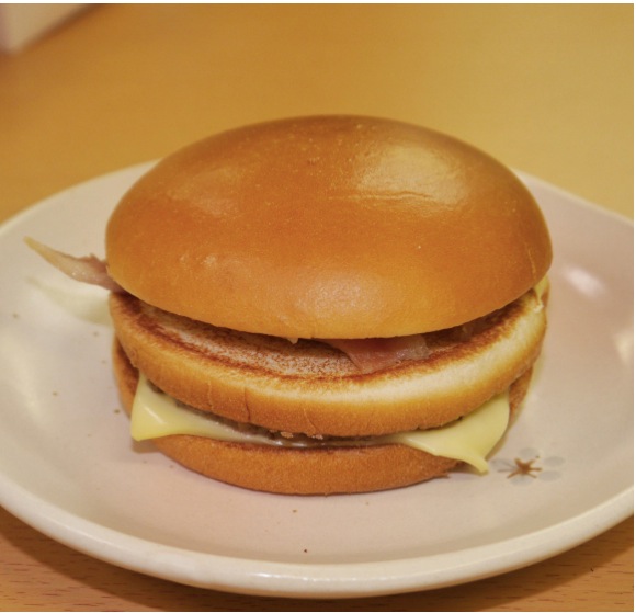 世界中のマック限定メニューを食べまくる男性 日本の チョコポテト シチューパイ 北のいいとこ牛っとバーガー をこう評価した ロケットニュース24