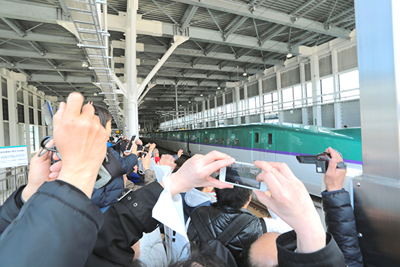 北海道新幹線が開業 さっそく新函館北斗駅に行ってみたらケンシロウが立っててビビった ロケットニュース24
