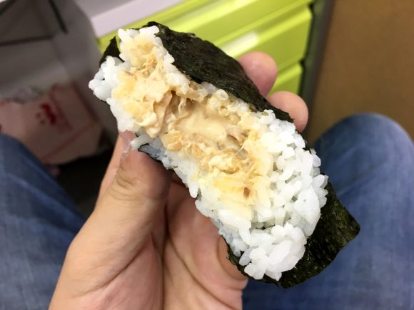 ローソン セブン ファミマの ツナマヨおにぎり を食べ比べてみた 海苔もシーチキンも別物すぎるコンビニが判明 ロケットニュース24