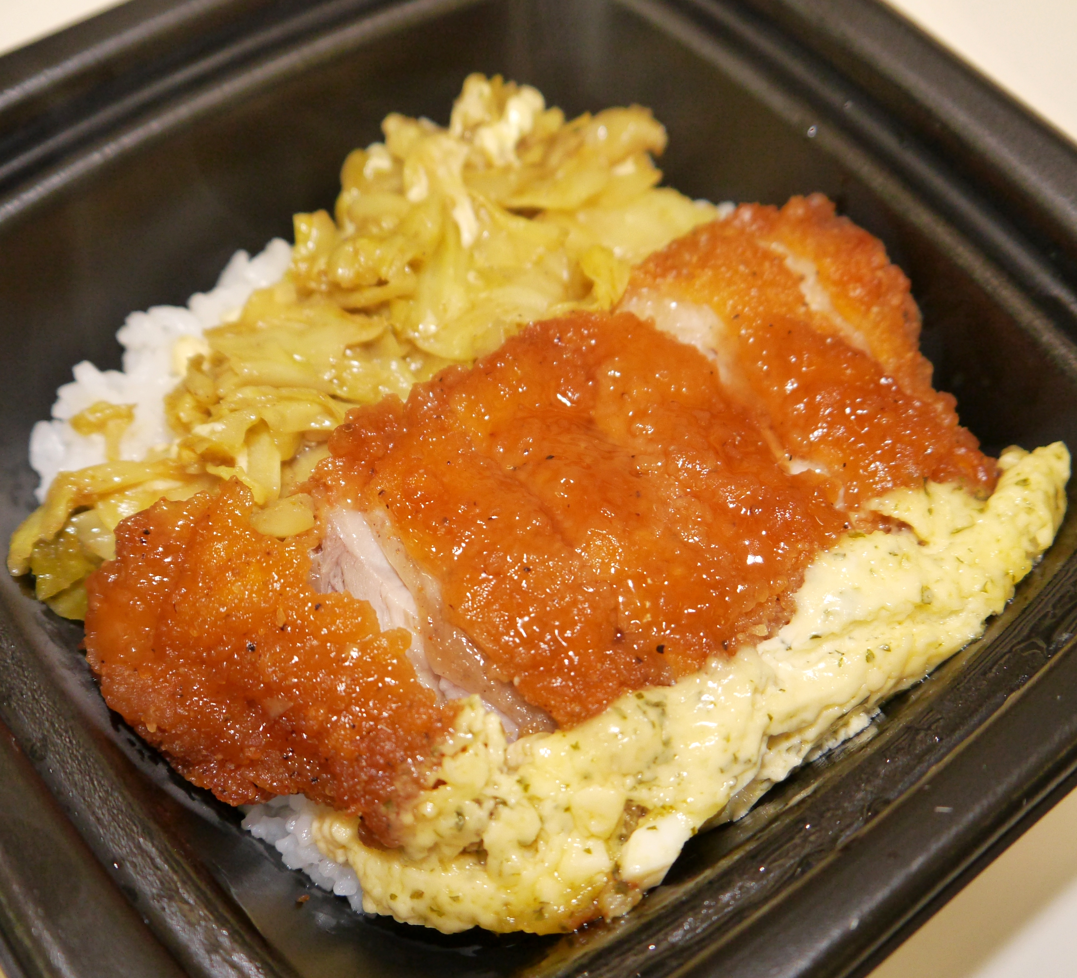 ファミマ史上初のファミチキを使った丼商品 黒幕引き丼 を食べてみた ジャンクな感じがしない上品な一品 ロケットニュース24