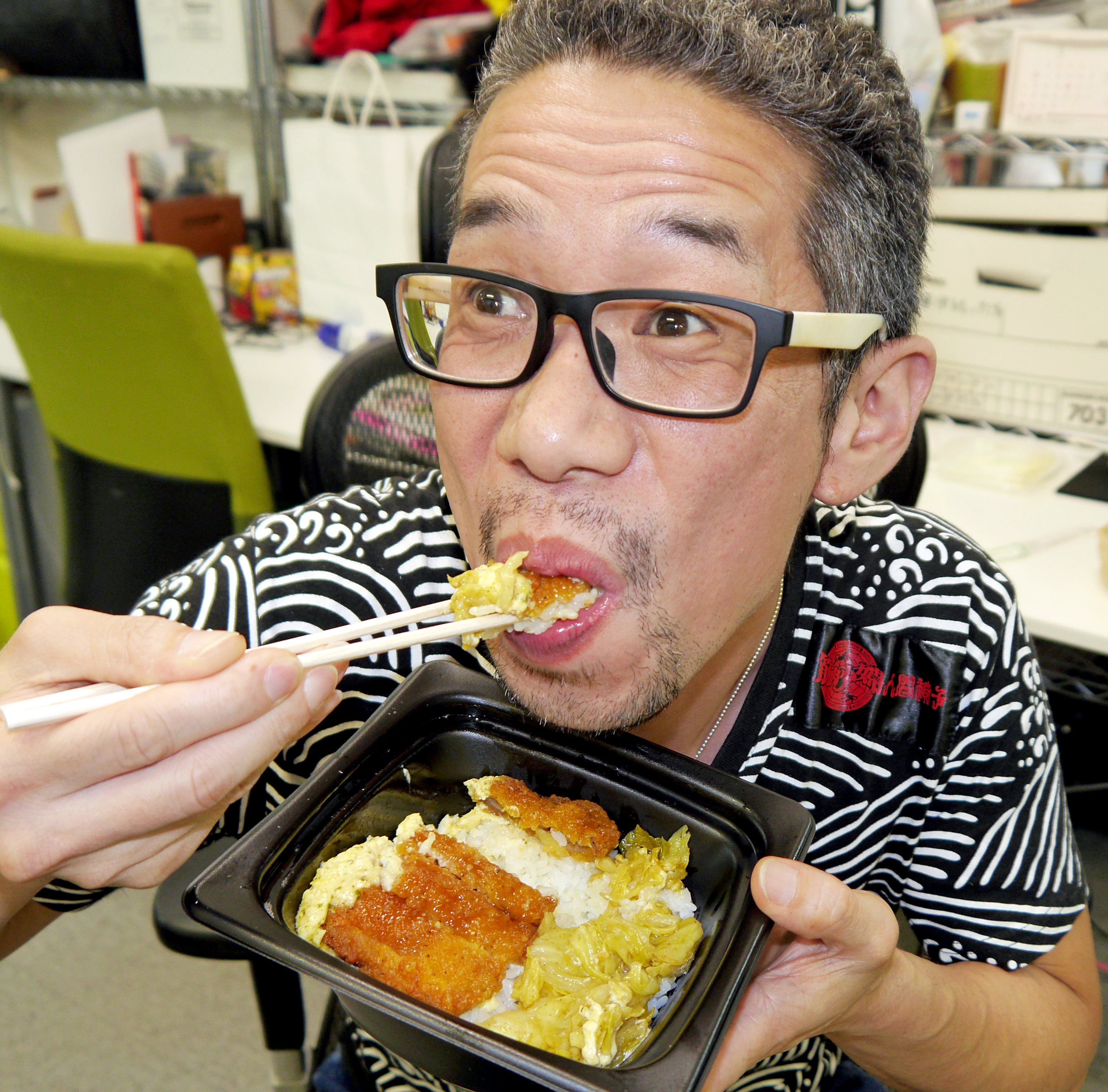 ファミマ史上初のファミチキを使った丼商品 黒幕引き丼 を食べてみた ジャンクな感じがしない上品な一品 ロケットニュース24