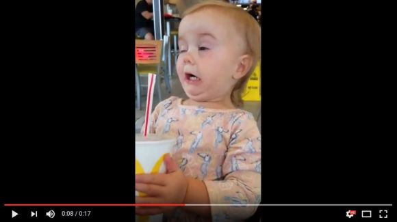 動画 赤ちゃんが初めてコーラを飲んだときの反応が可愛すぎる ロケットニュース24 動画 赤ちゃんが初めてコーラを飲んだときの反応が可愛すぎる ロケットニュース24