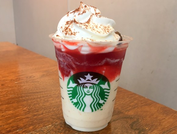 スタバ新作 ストロベリー感満載の チョコレート ケーキ トップ フラペチーノ With ストロベリー ショット がついに来た ロケットニュース24