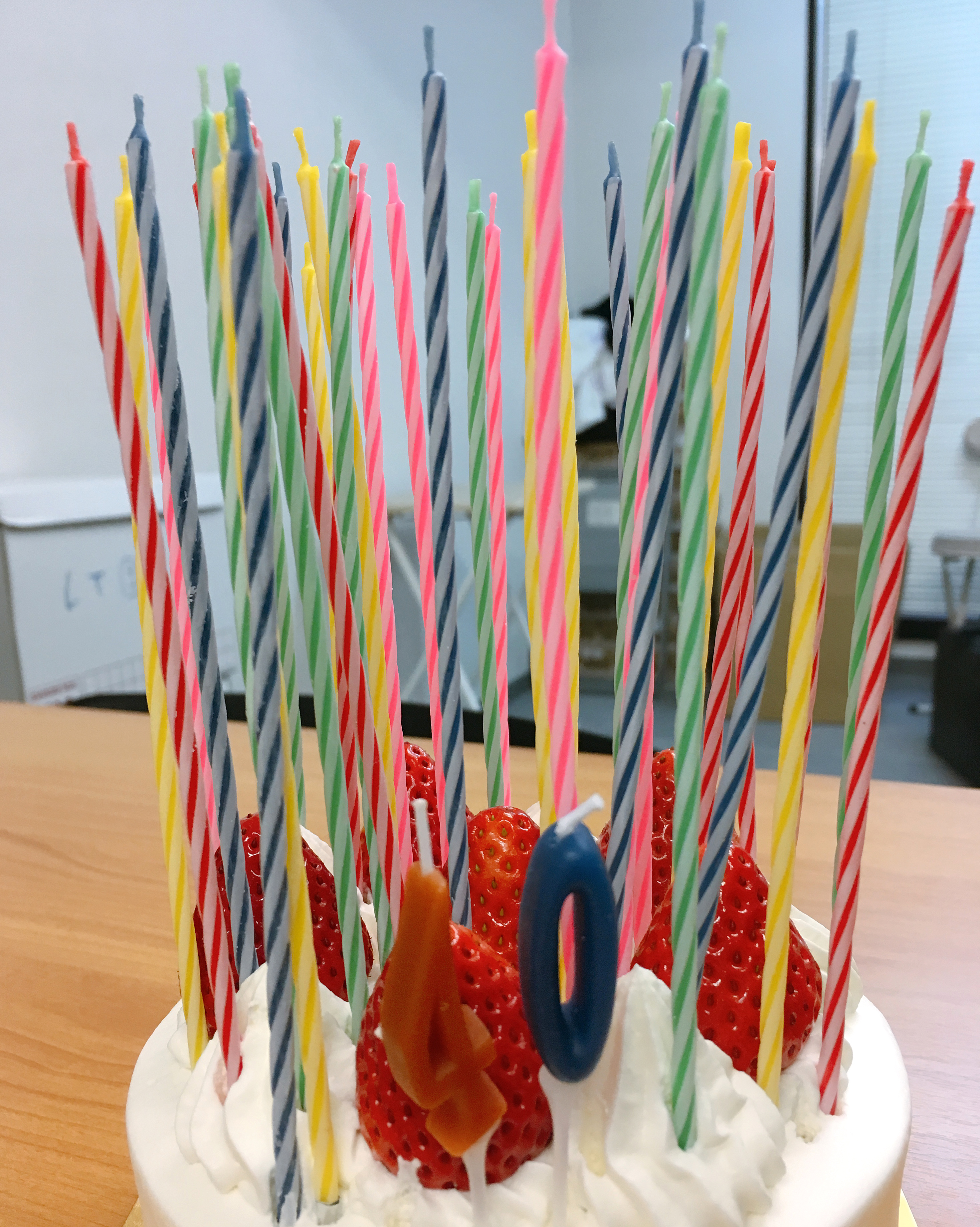 挑戦 オッサンの40歳の誕生日に ケーキにろうそく40本 立てたらこうなった ロケットニュース24