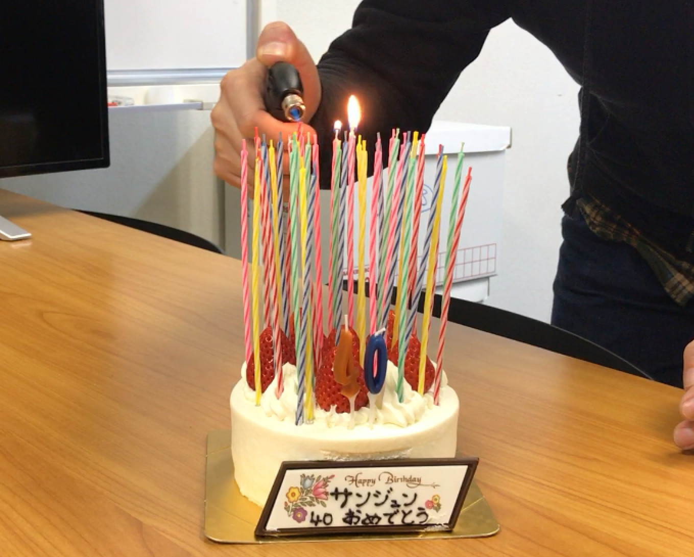 挑戦 オッサンの40歳の誕生日に ケーキにろうそく40本 立てたらこうなった ロケットニュース24