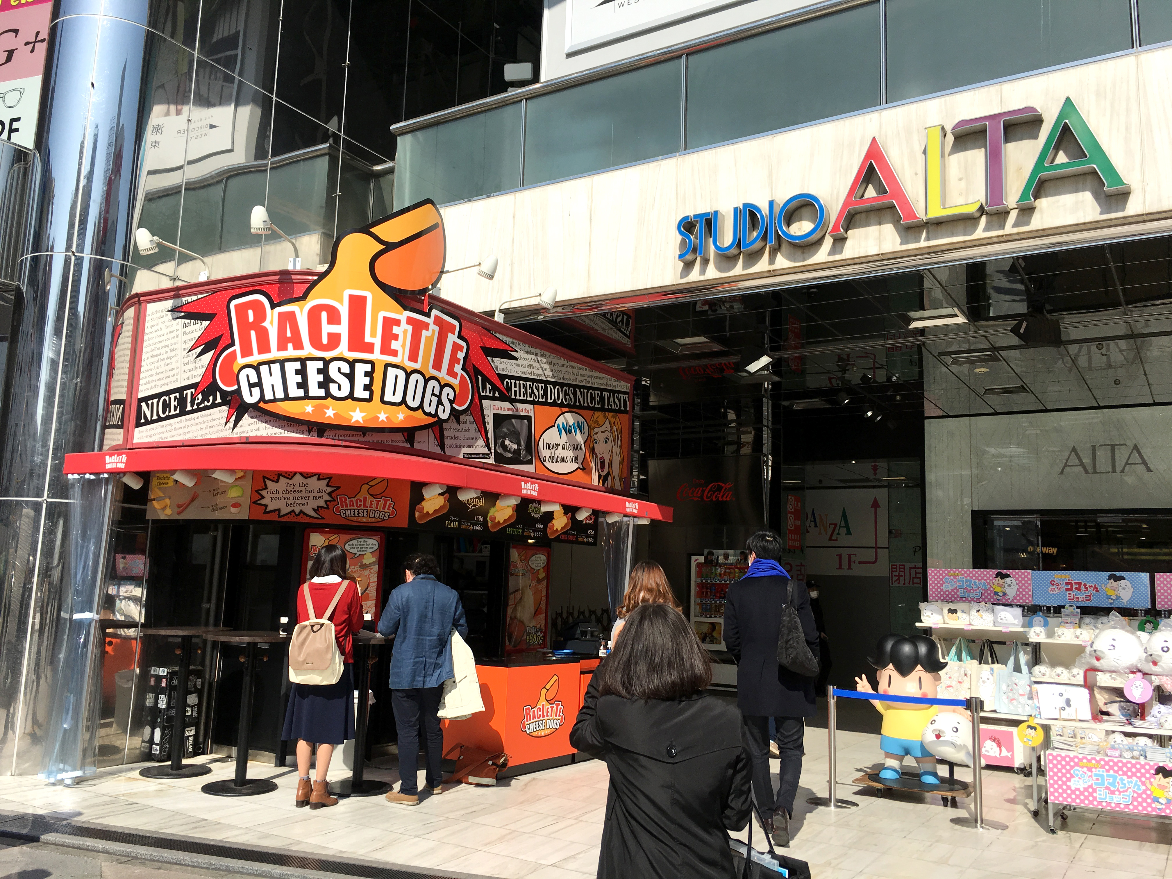Twitterで話題 あふれ出すチーズの海 新宿アルタ前で売られてるホットドッグが罪深すぎる ラクレットチーズドッグス ロケットニュース24