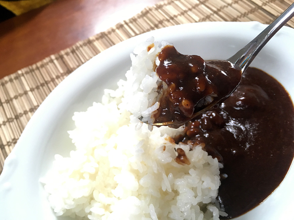 100均検証 ダイソーの ブラックカレー 辛口 が予想外に激辛 激ウマでハフハフ汗だく大満足 ロケットニュース24