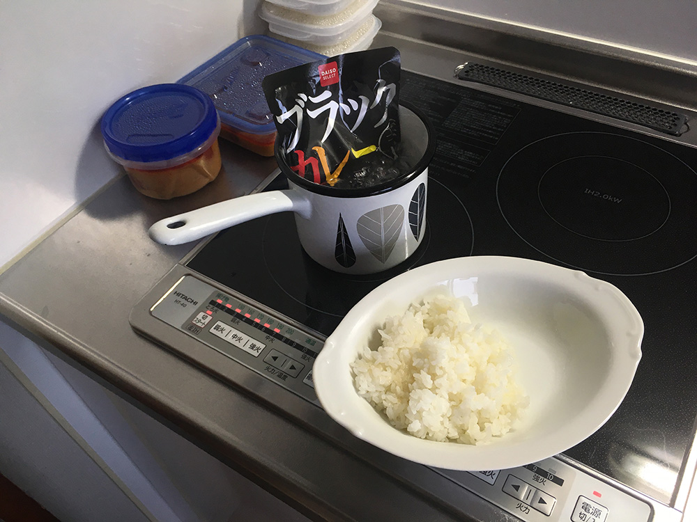 100均検証 ダイソーの ブラックカレー 辛口 が予想外に激辛 激ウマでハフハフ汗だく大満足 ロケットニュース24