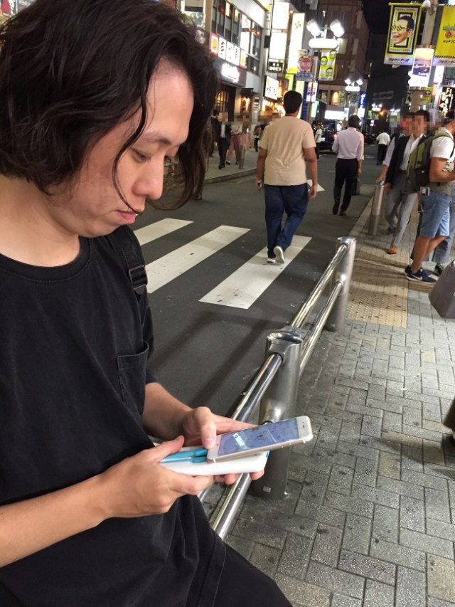 Chargespot ローソンにも導入 話題のモバイルバッテリー貸し出しサービスを実際に使ってみた 充電しながら移動できるのが最高 ロケットニュース24 Chargespot ローソンにも導入 話題のモバイルバッテリー貸し出しサービスを実際に使ってみた 充電しながら移動できるのが最高 ロケットニュース24