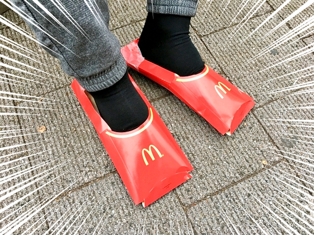 衝撃 マックのポテトの容器で作った 靴 が超オシャレでビビった 簡単に作れてその場で履けるぞ ロケットニュース24