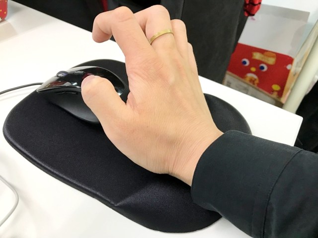 手首が超痛いのでamazonオススメの マウスパッド を買ってみたら異様なことになった サンワサプライ 低反発リストレスト付きマウスパッド ロケットニュース24