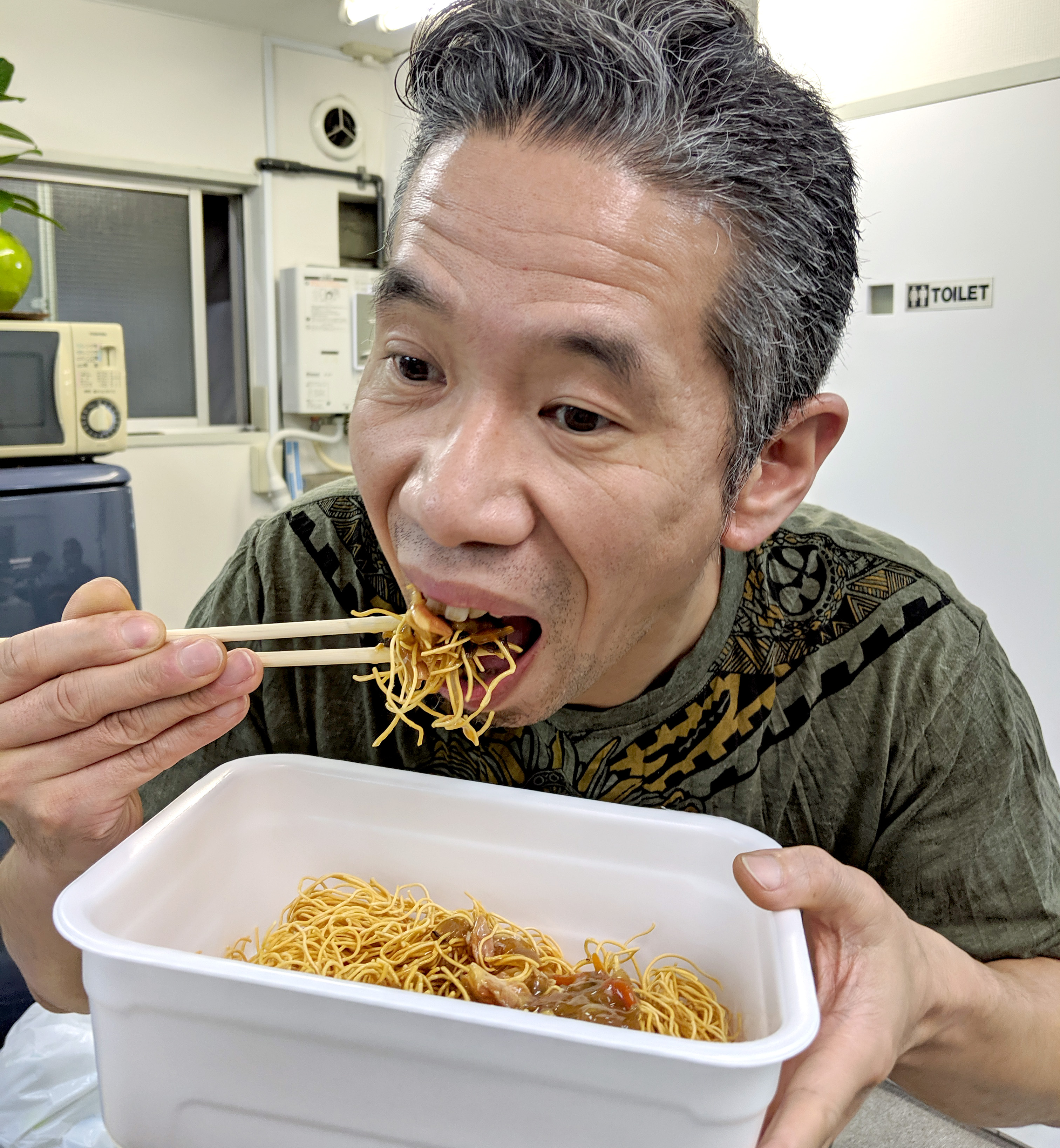 ペヤングの新商品 中華風そのまま皿うどん の作り方が衝撃的過ぎる Gigamaxと同サイズのそのカロリーは ロケットニュース24