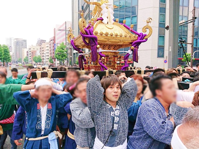 お祭り男 生まれて初めて 神輿 を担いでみた 激戦の モッシュピット をくぐり抜けまさかの最前列へ ロケットニュース24