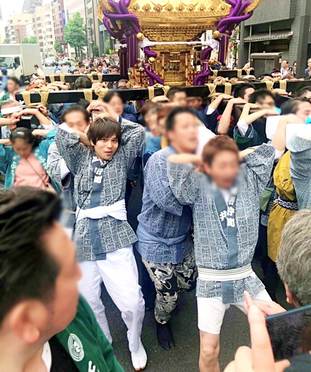 お祭り男 生まれて初めて 神輿 を担いでみた 激戦の モッシュピット をくぐり抜けまさかの最前列へ ロケットニュース24