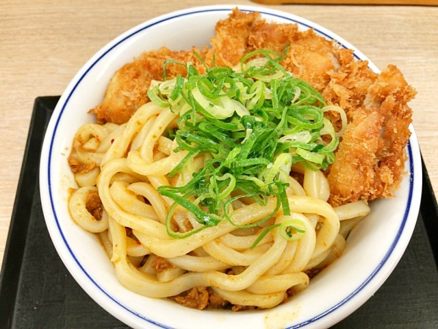 困惑 かつや新商品 カレーうどんカツ丼 が思った以上に意味不明で震えた うどんの場違い感が尋常ではない ロケットニュース24