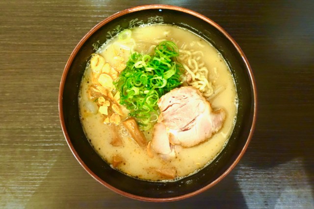 ミシュランガイド掲載の 塩ラーメン は鶏と魚介の旨味たっぷりでマジ激ウマだった 新千歳空港 ラーメン道場 札幌 飛燕 ひえん ロケットニュース24