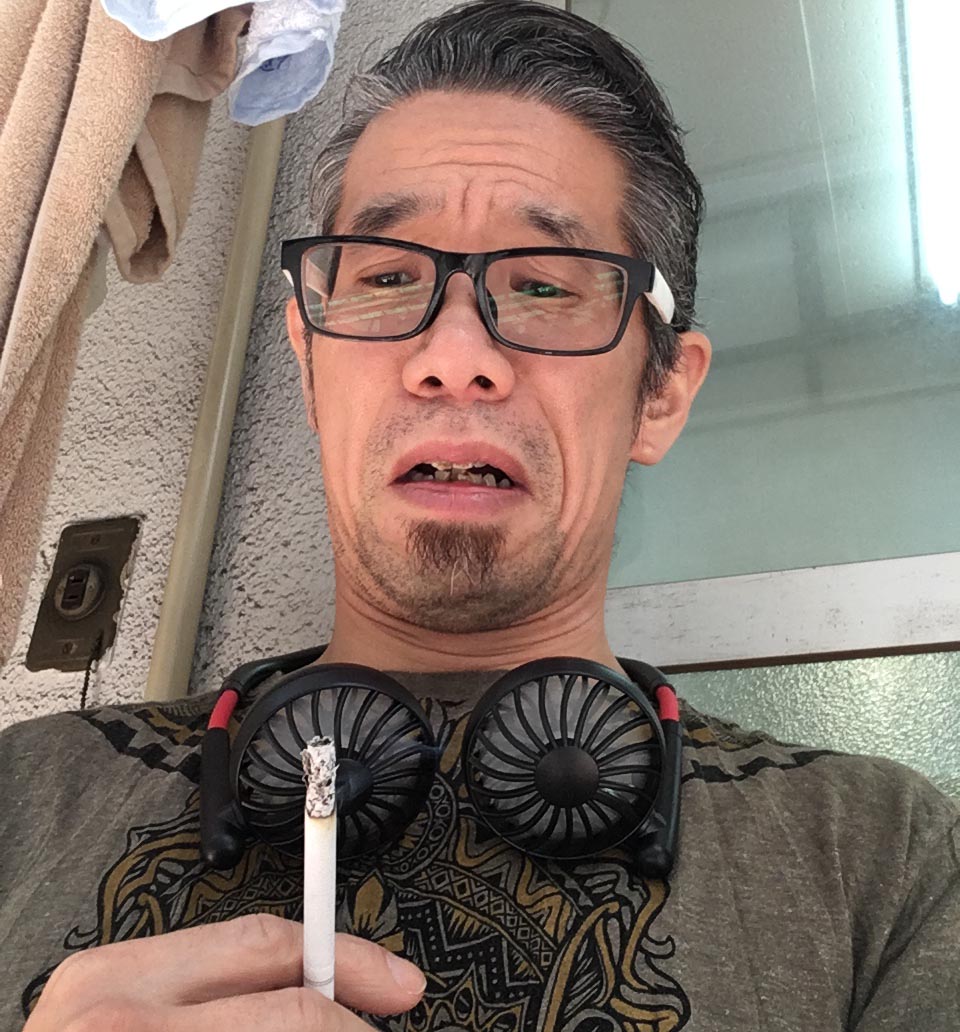 ちまたで注目を集めている 首かけ扇風機 を使ってみた 喫煙者にとってちょっとした不都合があると判明 ロケットニュース24