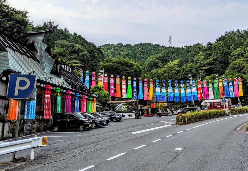 秘境 山奥にある超ド派手レストラン いろり山賊 は山口県民定番のドライブスポット 年がら年中お祭り騒ぎで衝撃的すぎた ロケットニュース24