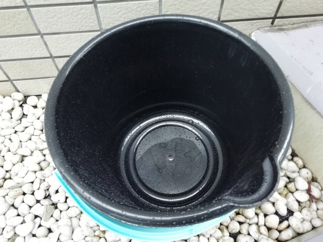 真似するな バケツで雨を集めて鍋で煮詰めたら ちょっとだけ体調が悪くなりました やっぱり東京の大気は汚れているようだ ロケットニュース24