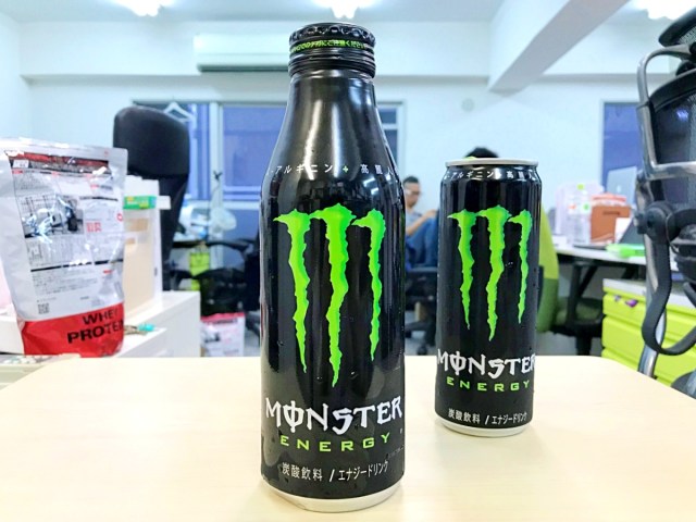 やりやがった モンスターエナジーの 大容量ボトル缶 がついに爆誕 コアファンも納得のハイパーな飲み応えに昇天したッッ ロケットニュース24