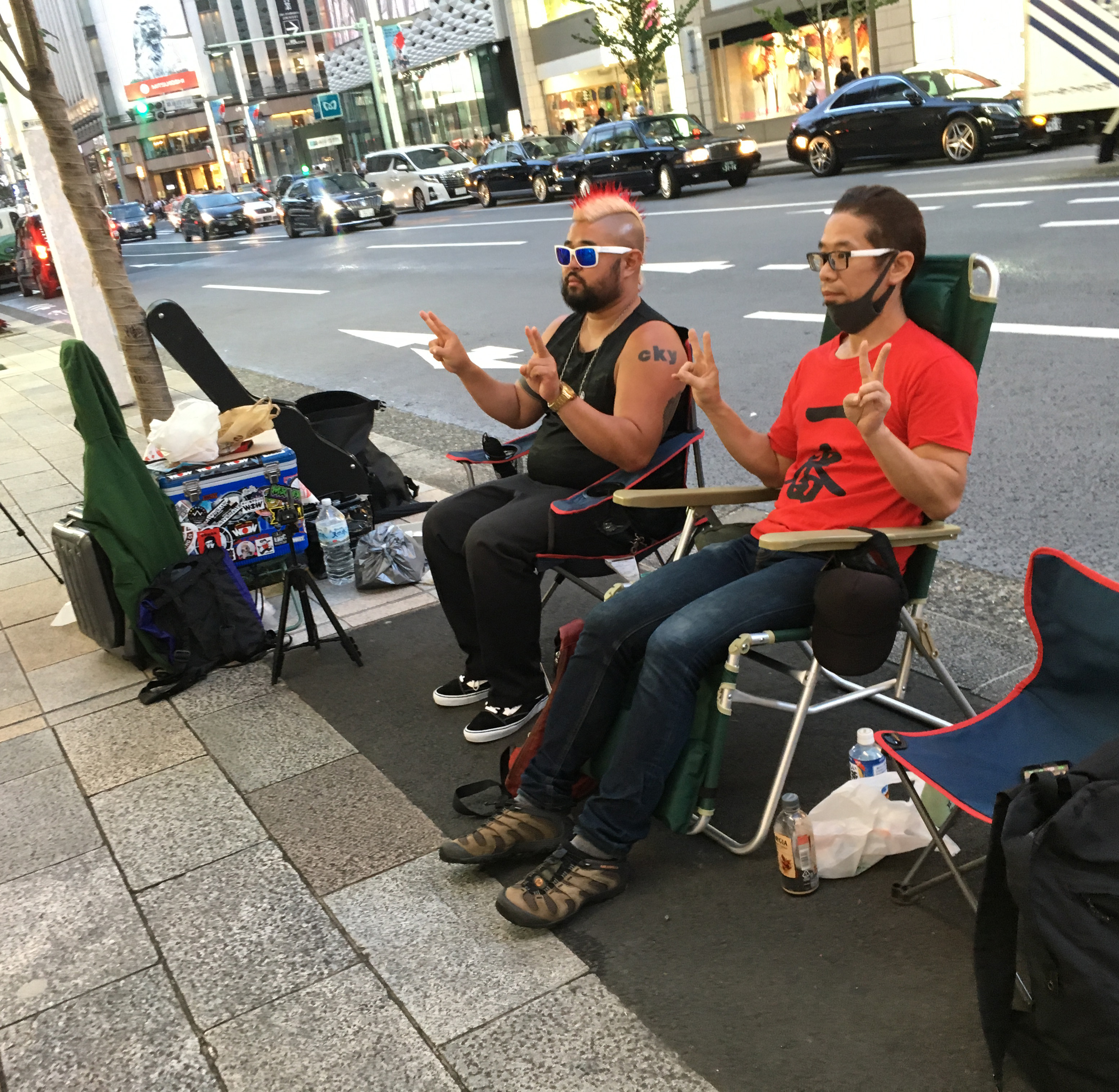 他人 の 写真 を 勝手 に 使う 【iPhone11行列】勝手に写真を撮られるので、先回りしてさりげなく「ピースサイン」し続けてみた! | ロケットニュース24
