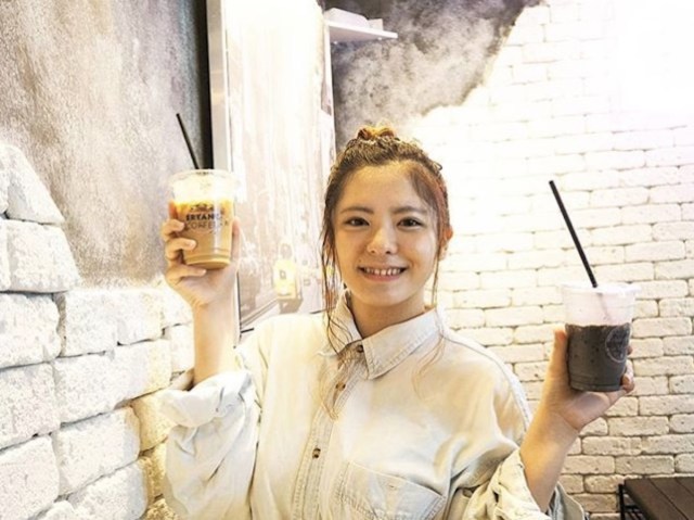 漆黒 コーヒーにしても黒すぎる ブラックカフェラテ とは 黒さの正体と味に迫ってみた 東京ドーム ブライアントコーヒー ロケットニュース24 漆黒 コーヒーにしても黒すぎる ブラックカフェラテ とは 黒さの正体と味に迫ってみた 東京ドーム ブライアントコーヒー ロケットニュース24