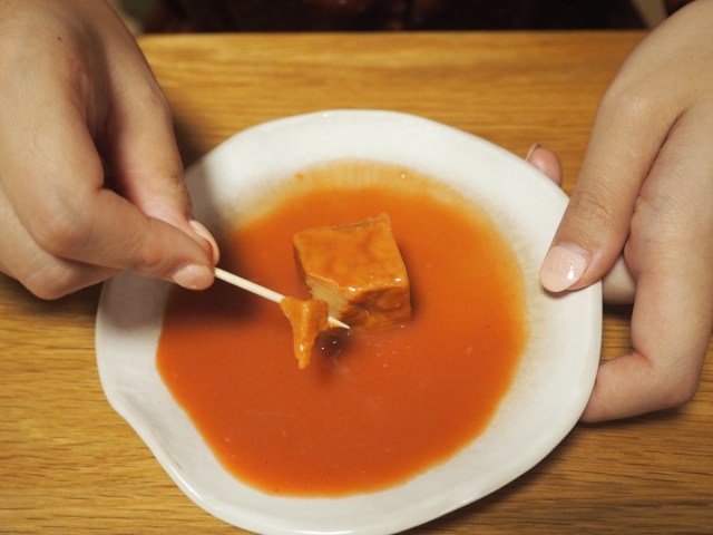 琉球王朝珍味でプチパニック 真っ赤な 豆腐よう を食べてみたら ある食材 と激似だった ロケットニュース24