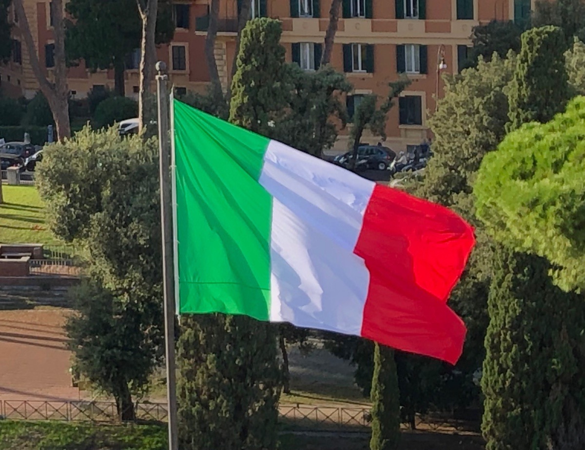 ファッションの都 イタリア で買った服を日本で着ようとしたら 鏡を見て愕然とした イタリア旅行あるある ロケットニュース24