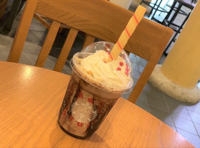 スタバ新作 サンタブーツ チョコレート フラペチーノ は飽きがこない甘じょっぱさ クッキーストロー もかじりながら飲めて良い感じやで ロケットニュース24