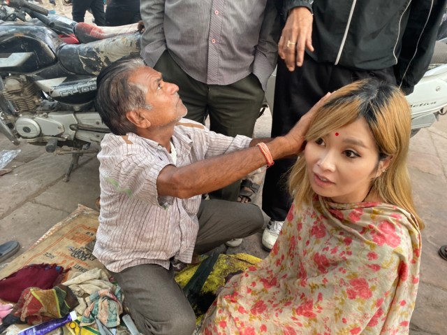 インドの路上でオジサンに髪を切ってもらった結果 メタメタのガタガタになったよ でもね ロケットニュース24 インドの路上でオジサンに髪を切ってもらった結果 メタメタのガタガタになったよ でもね ロケットニュース24