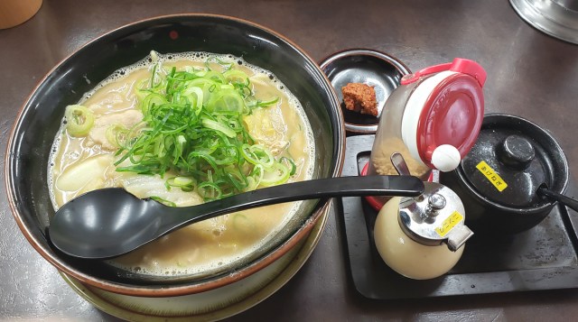 天下一品 における第4の選択肢 味がさね を初めて食べてみた 4種の薬味が織りなす新感覚ラーメン ロケットニュース24