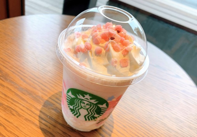 スタバ新作 さくら ミルクプリン フラペチーノ を飲んでみた 花びら型の あられ がキュート ふんわり甘いプリンで気分は春満開 ロケットニュース24