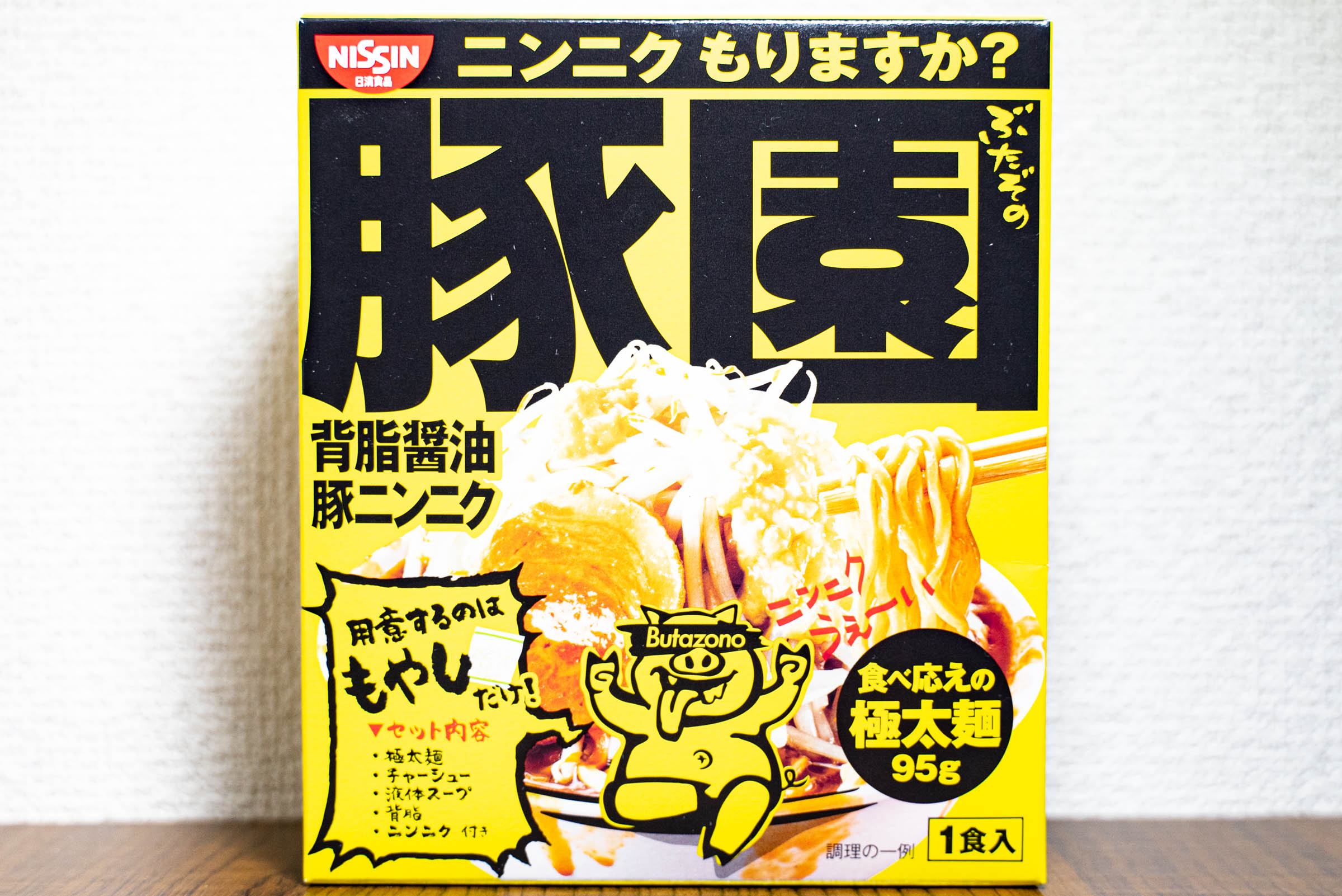 日清の二郎インスパイア系な 豚園 背脂醤油豚ニンニク を食べてみた 家でそれっぽいラーメンを食べたいならアリ ロケットニュース24