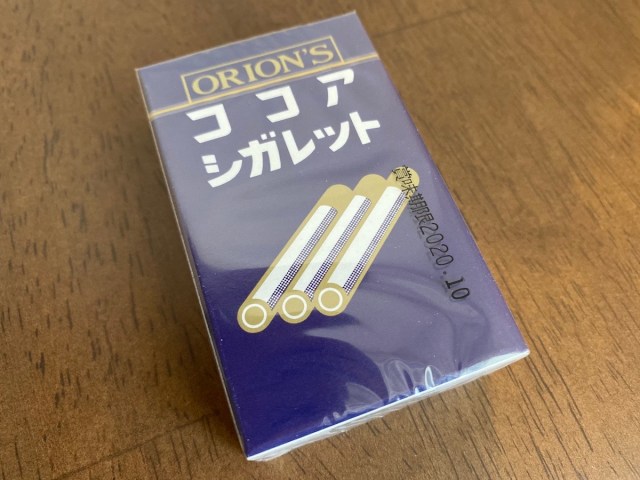 昔懐かしのココアシガレットでくわえタバコ 昭和時代にタイムスリップできる オリオンのおかしばこ ロケットニュース24