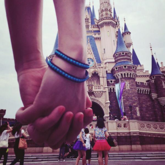 Tokyo Disneyland Guest Tweets Photo Of Clasped Hands That Definitely Will Be Together Forever Soranews24 Japan News