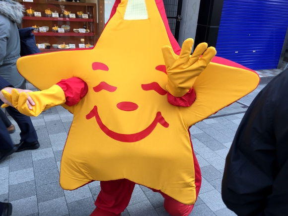 First Carl’s Jr. opens in Tokyo’s Akihabara district, massive line-up ...