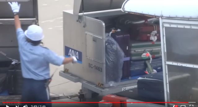 Video Of Japanese Airport Baggage Handlers Amazing Service Fills Rest Of The World With Jealousy Soranews24 Japan News Video Of Japanese Airport Baggage Handlers Amazing Service Fills Rest Of The World With Jealousy Soranews24 Japan News