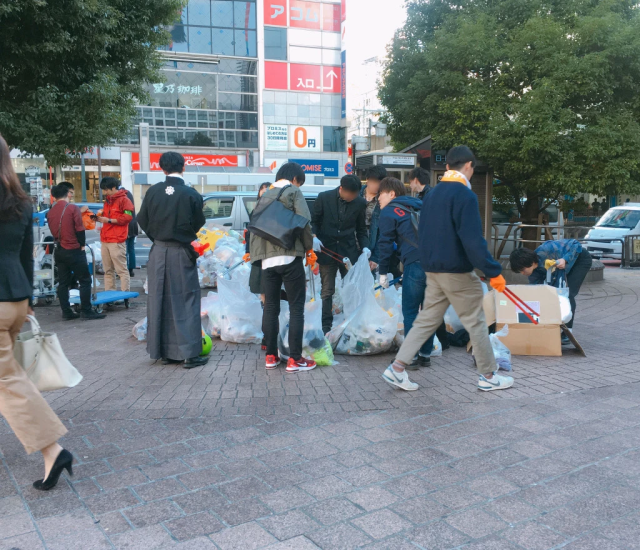 The morning after: Volunteers clean up the litter from Tokyo’s ...