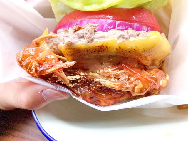 We Eat A Burger With Crabs For Buns In Tokyo Soranews24 Japan News